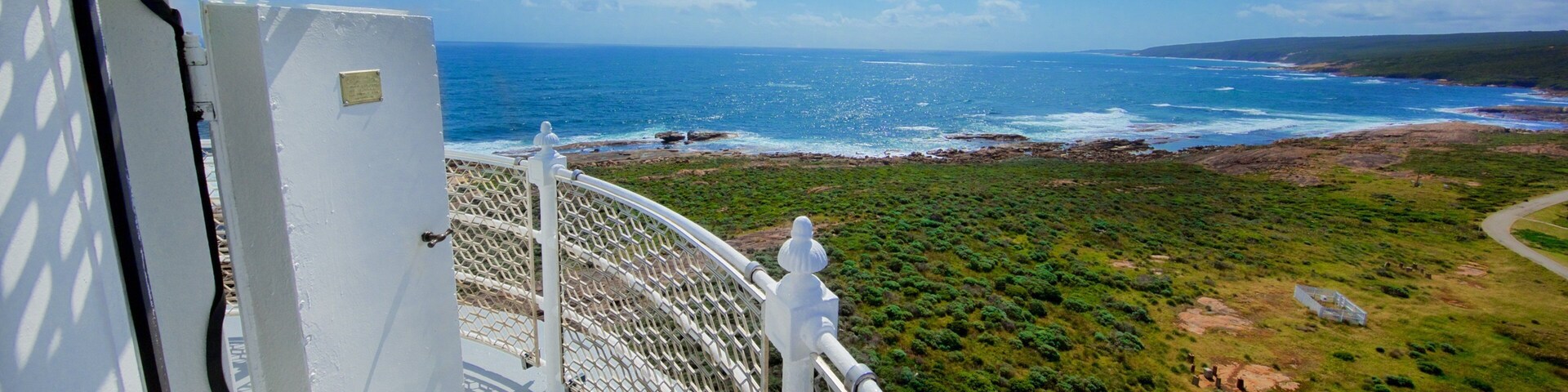Faro de Cabo Leeuwin ofreciendo costa rocosa y vista general a la costa