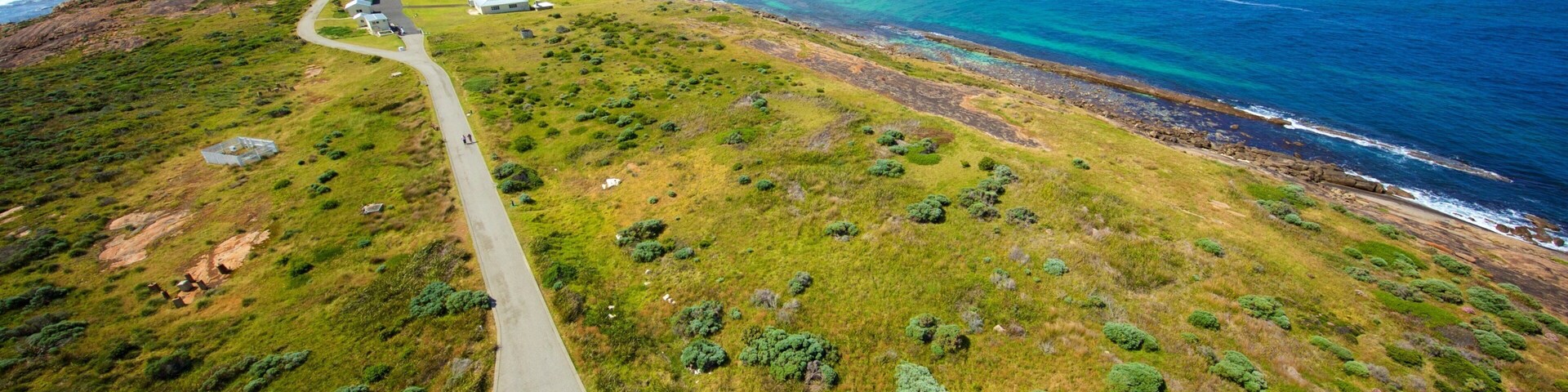 Faro de Cabo Leeuwin ofreciendo vistas de una costa, escenas cotidianas y un pueblo