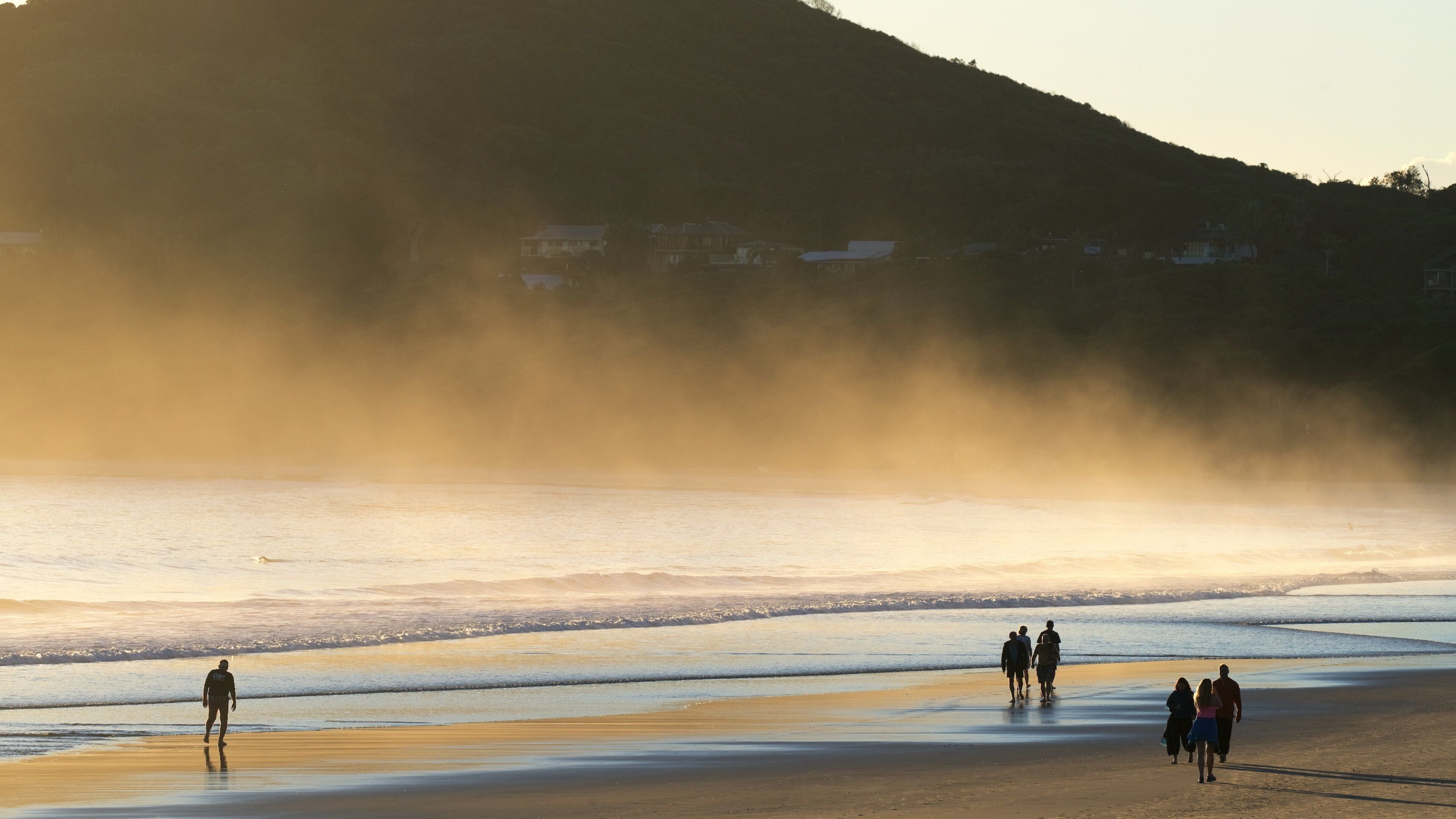Main Beach フィーチャー 霞あるいは霧 と ビーチ 及び 少数の人々