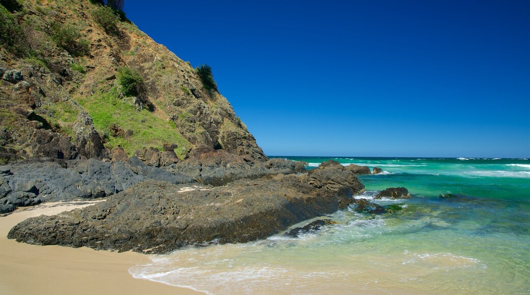 Tallow Beach montrant cÎte escarpée et plage de sable