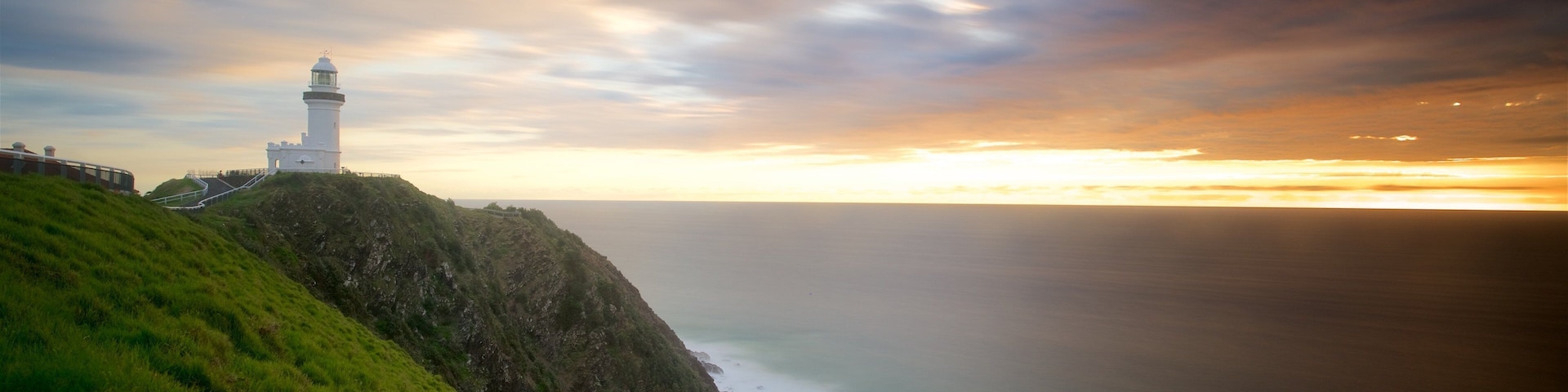 Faro de Cabo Byron ofreciendo un atardecer y un faro