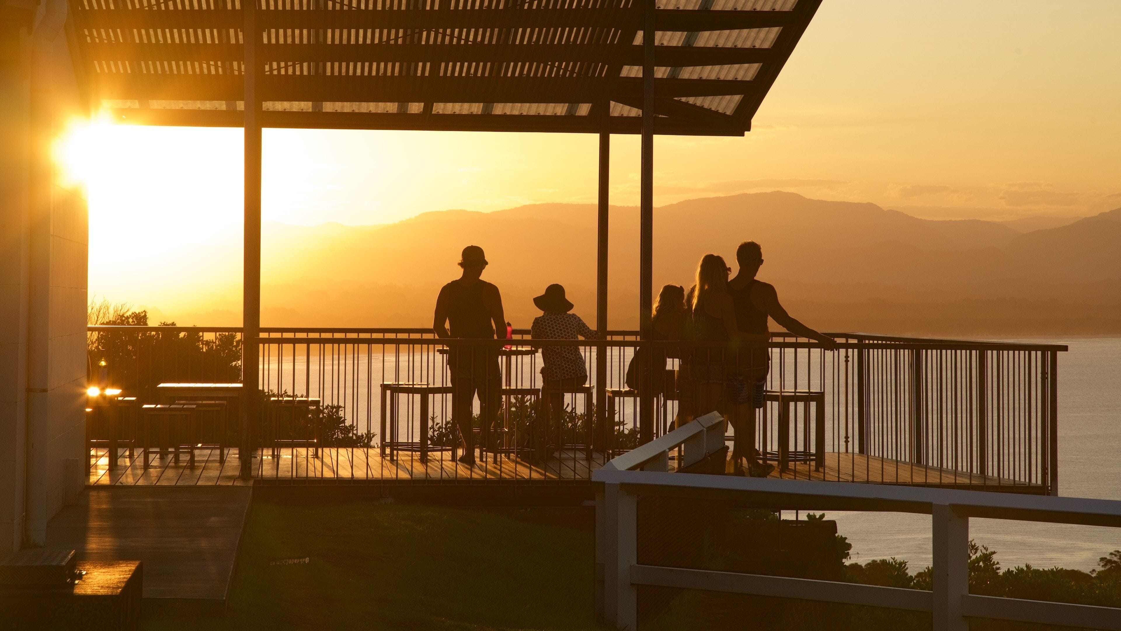 Phare de Cape Byron mettant en vedette vues aussi bien que petit groupe de personnes