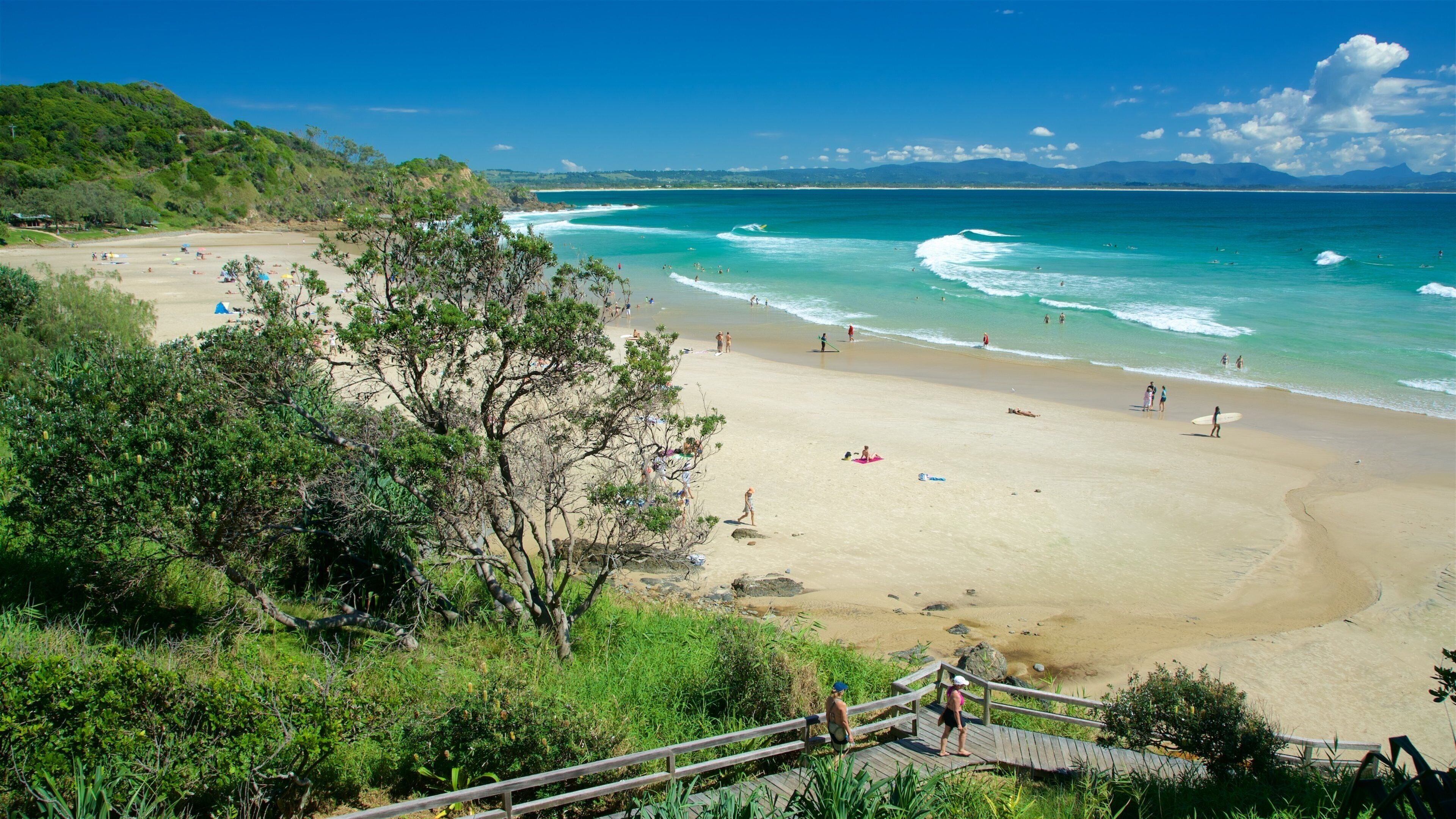 Wategos Beach which includes a sandy beach