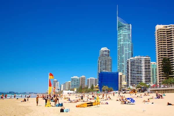 Surfers Paradise Beach welches beinhaltet Küstenort, Hochhaus und Strand
