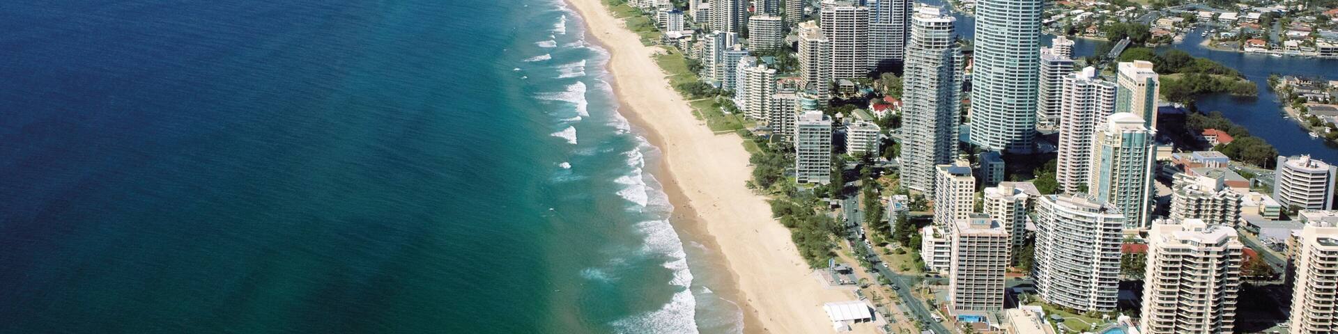 Plage de Surfers Paradise mettant en vedette silhouettes urbaines, plage et cbd