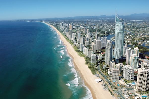 Playa de Surfers Paradise que incluye una playa de arena, horizonte y vistas generales de la costa