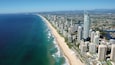 Surfers Paradise Beach som visar kustutsikter, skyline och affärsdistrikt