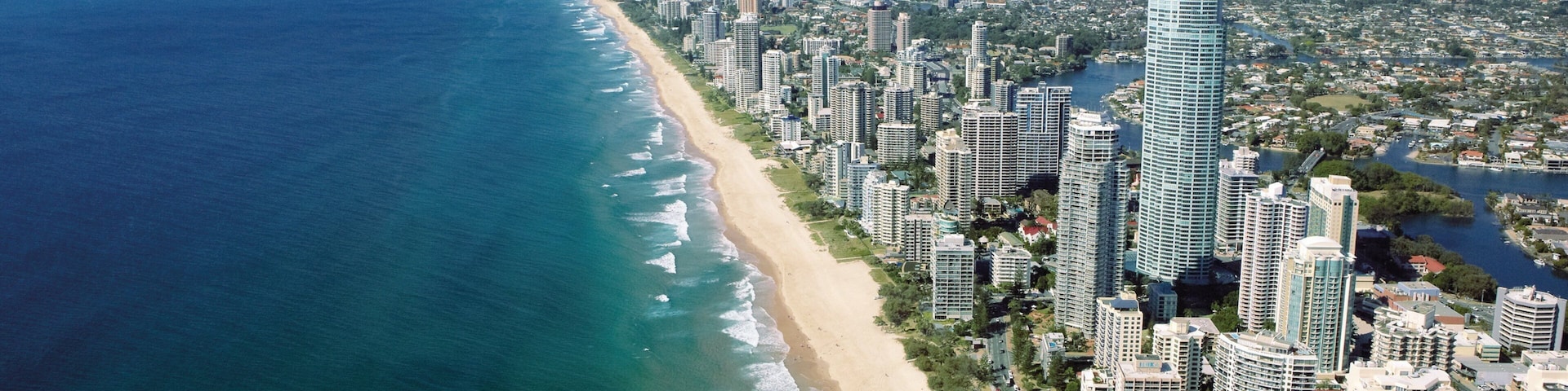 Surfers Paradise Beach som omfatter en sandstrand, udsigt over kystområde og det centrale forretningsområde