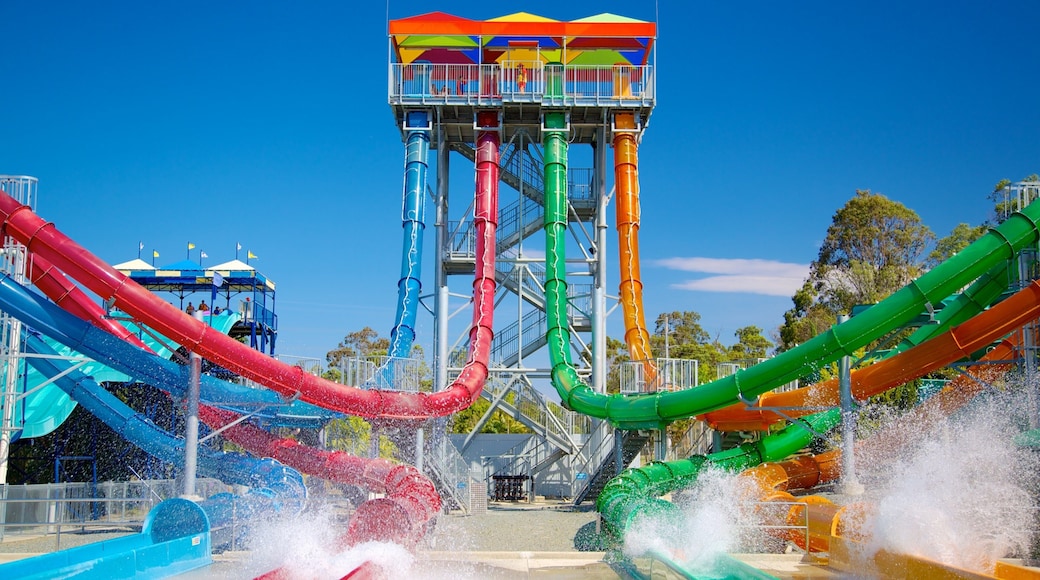 Wet\'n\'Wild Water World which includes a waterpark