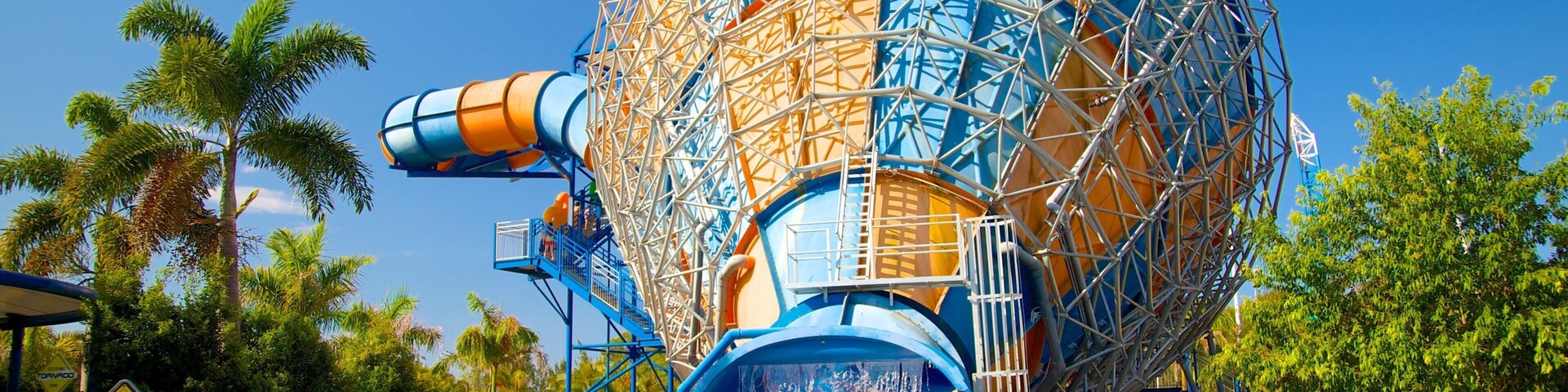 Wet\'n\'Wild Water World mostrando um parque aquático e uma piscina