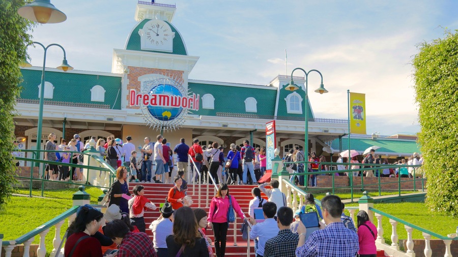 Dreamworld ofreciendo paseos y también un gran grupo de personas