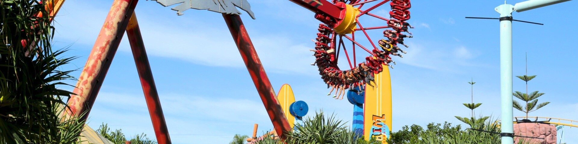 Una gran atracción de parque de diversiones llamada 'The Claw', con un brazo oscilante y un circuito circular.