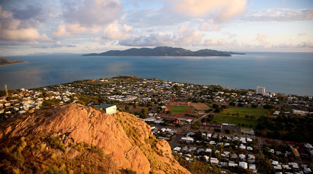Castle Hill que incluye una ciudad y vista general a la costa