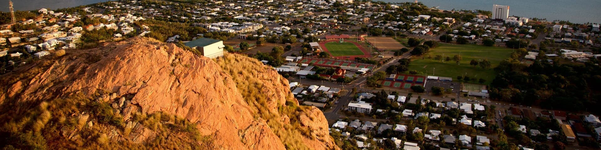 Castle Hill welches beinhaltet Stadt und allgemeine KĂŒstenansicht