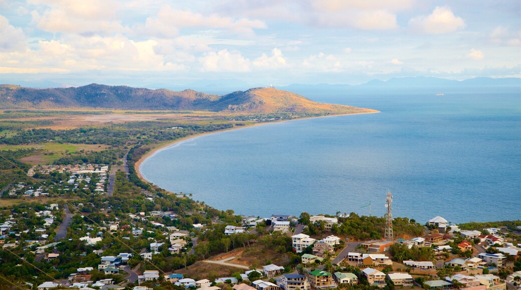 Castle Hill ofreciendo vistas de una costa, vistas panorámicas y un pueblo