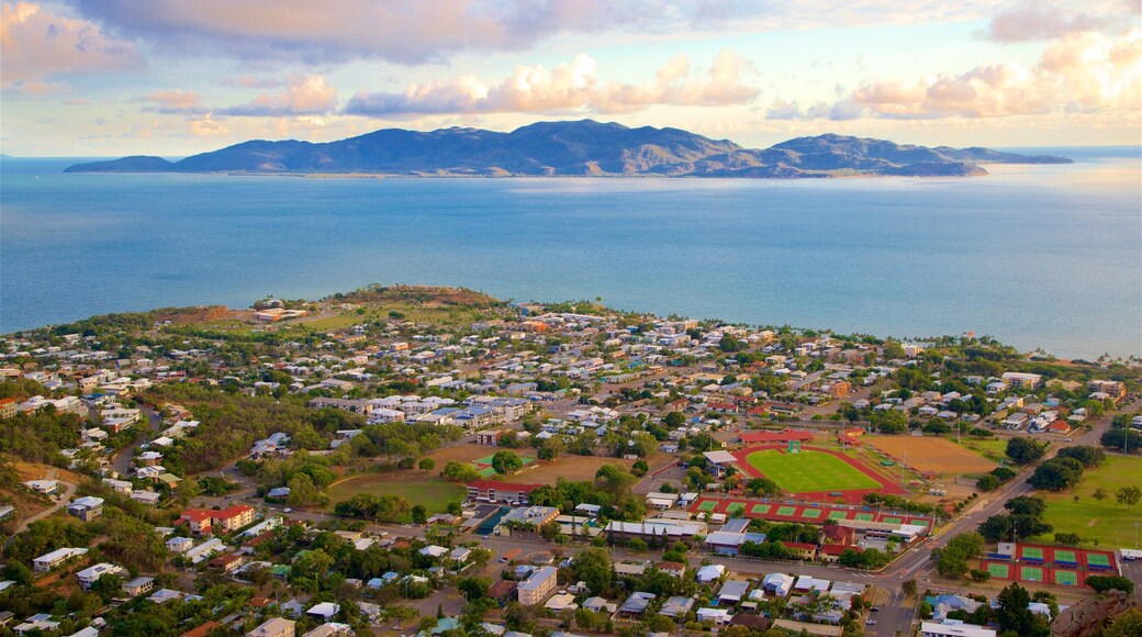 Castle Hill que incluye un pueblo, una bahía o un puerto y vistas panorámicas