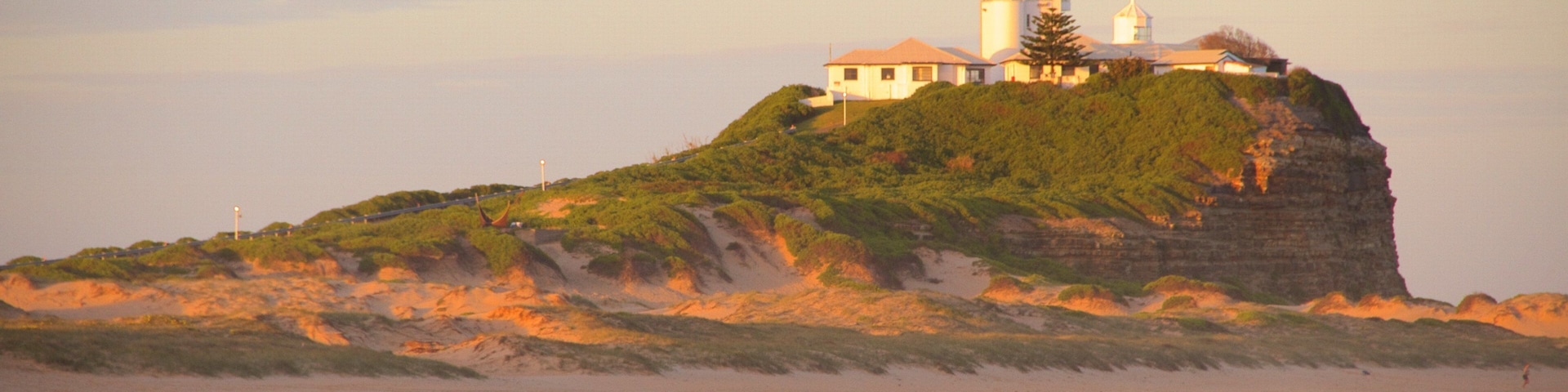 Nobbys Head Beach welches beinhaltet Sandstrand und Leuchtturm