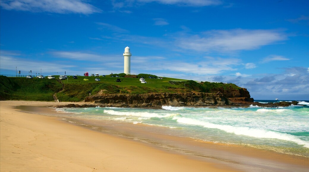 Wollongong South Beach bevat algemene kustgezichten en een zandstrand