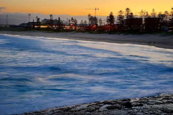 Wollongong South Beach johon kuuluu auringonlasku ja lunta