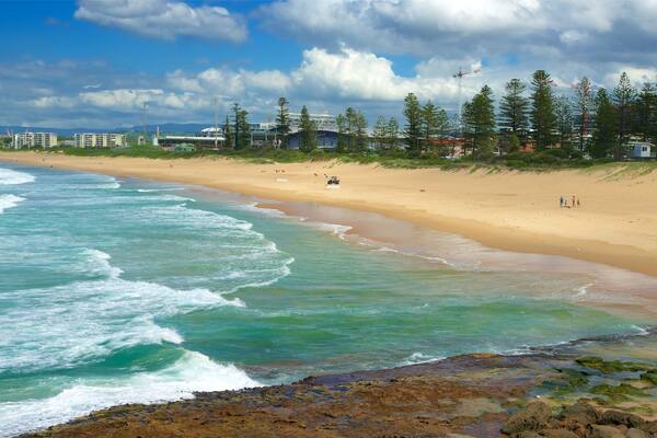 Wollongong South Beach som viser klippekystlinje og en sandstrand