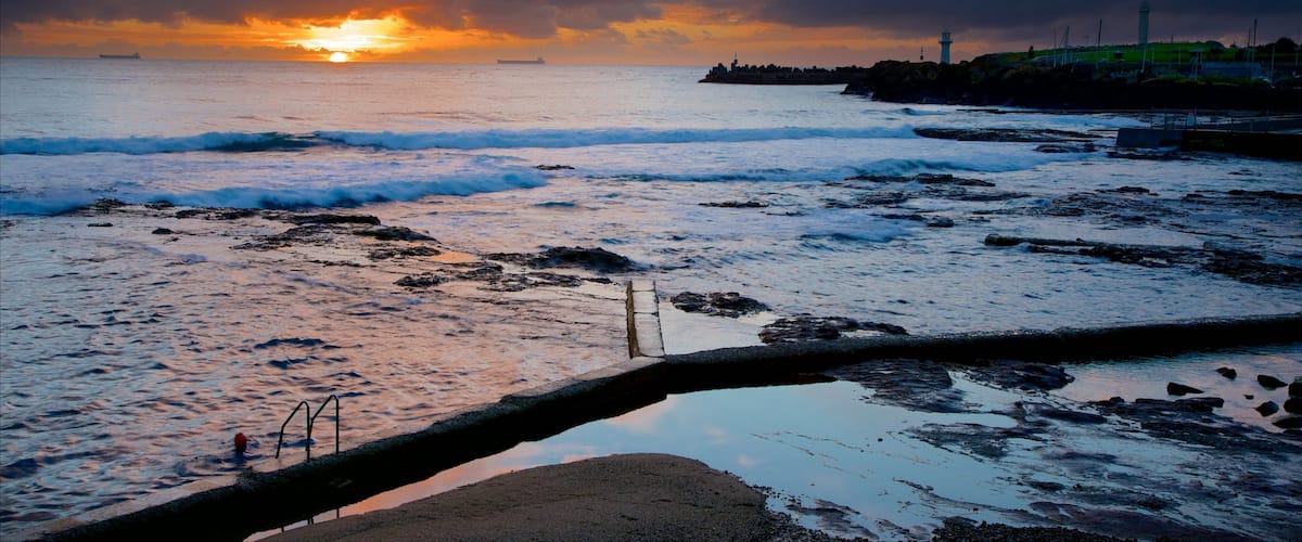 Wollongong North Beach das einen allgemeine Küstenansicht, Sandstrand und Sonnenuntergang