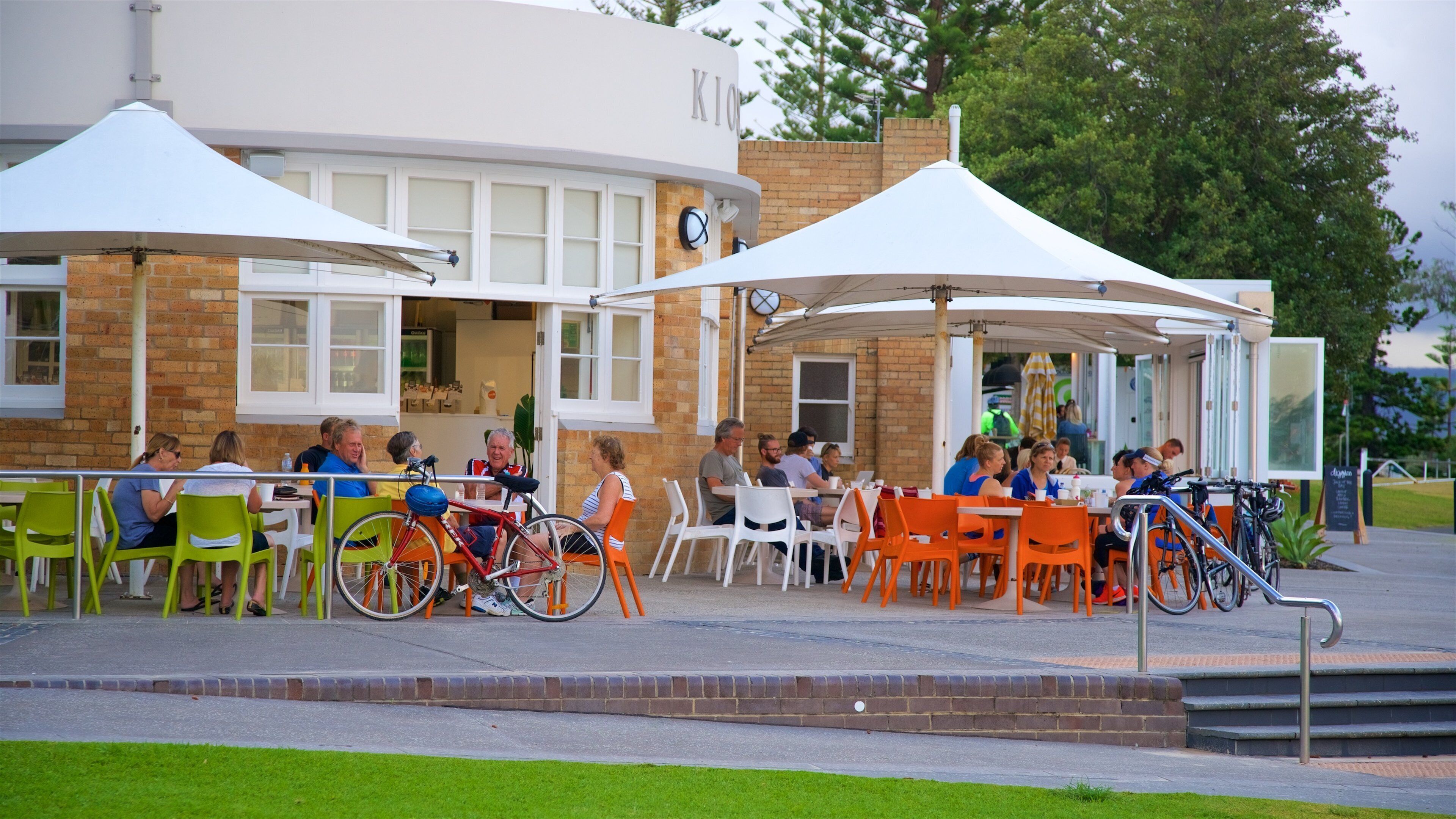 Wollongong North Beach que incluye comidas al aire libre y también un pequeño grupo de personas