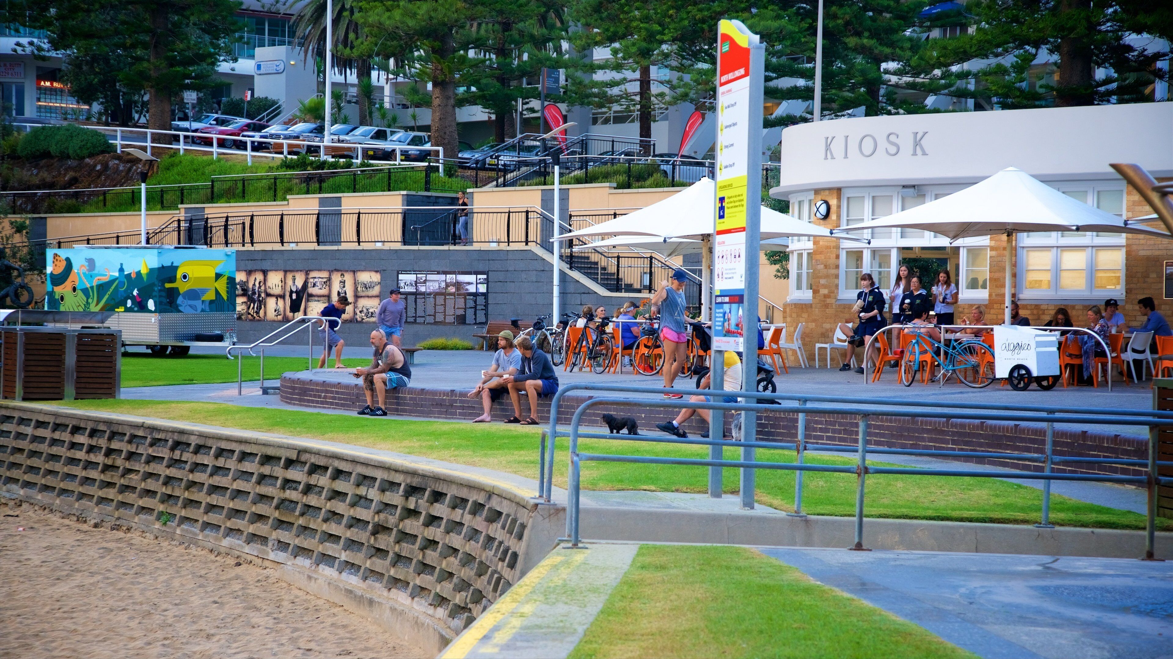 Un parc public doté d’un kiosque, d’espaces aménagés avec des sièges et d’une fresque murale.