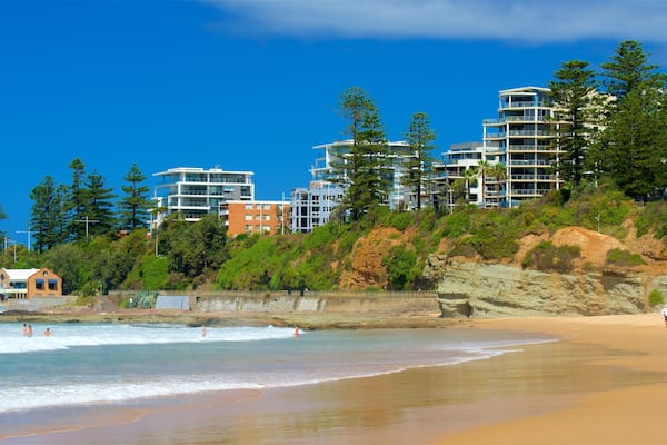 Wollongong North Beach qui includes ville, plage de sable et hôtel