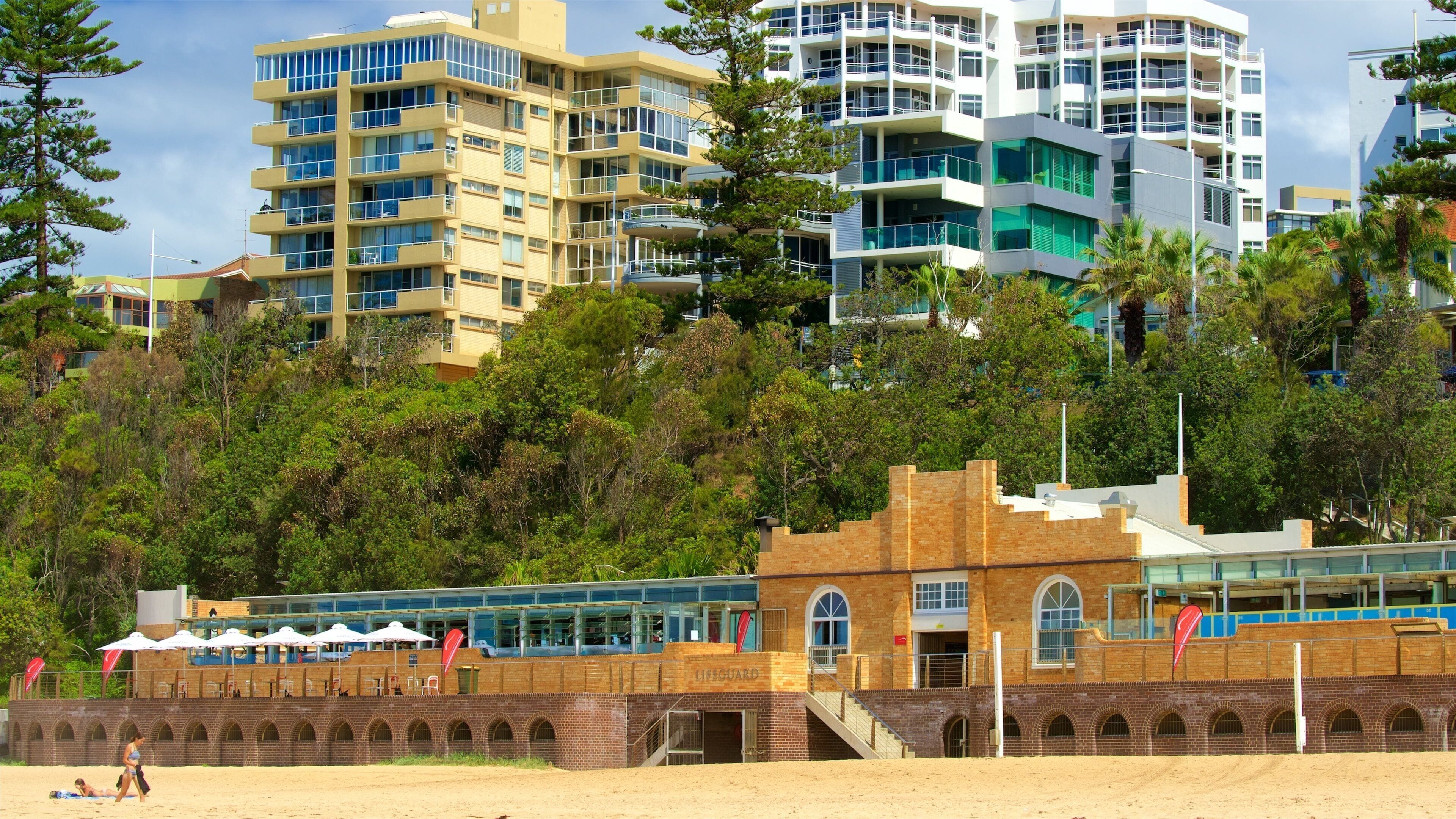 Wollongong North Beach which includes a city, a hotel and a beach