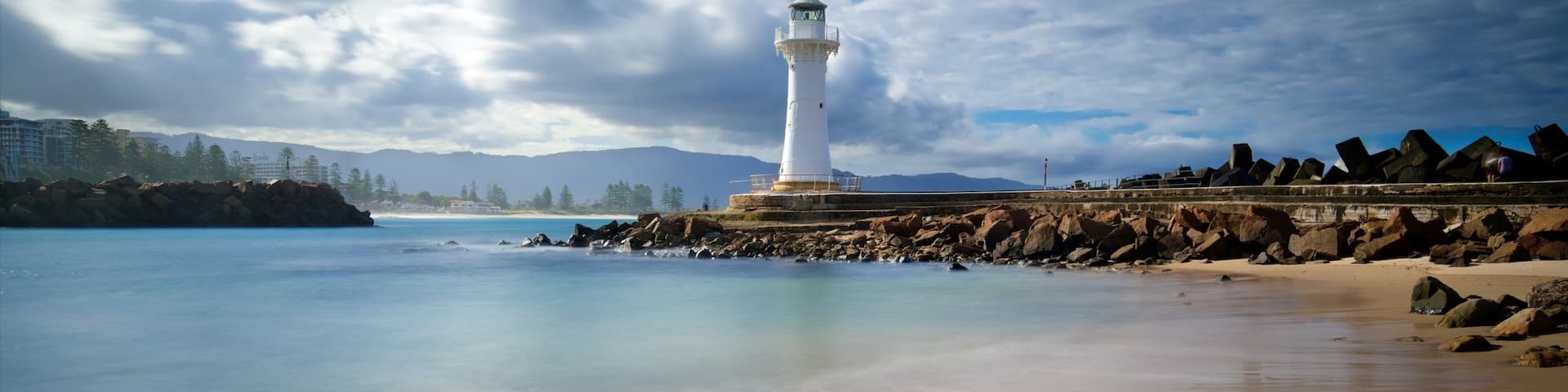 Flagstaff Hill Fort featuring a lighthouse, rocky coastline and a sandy beach