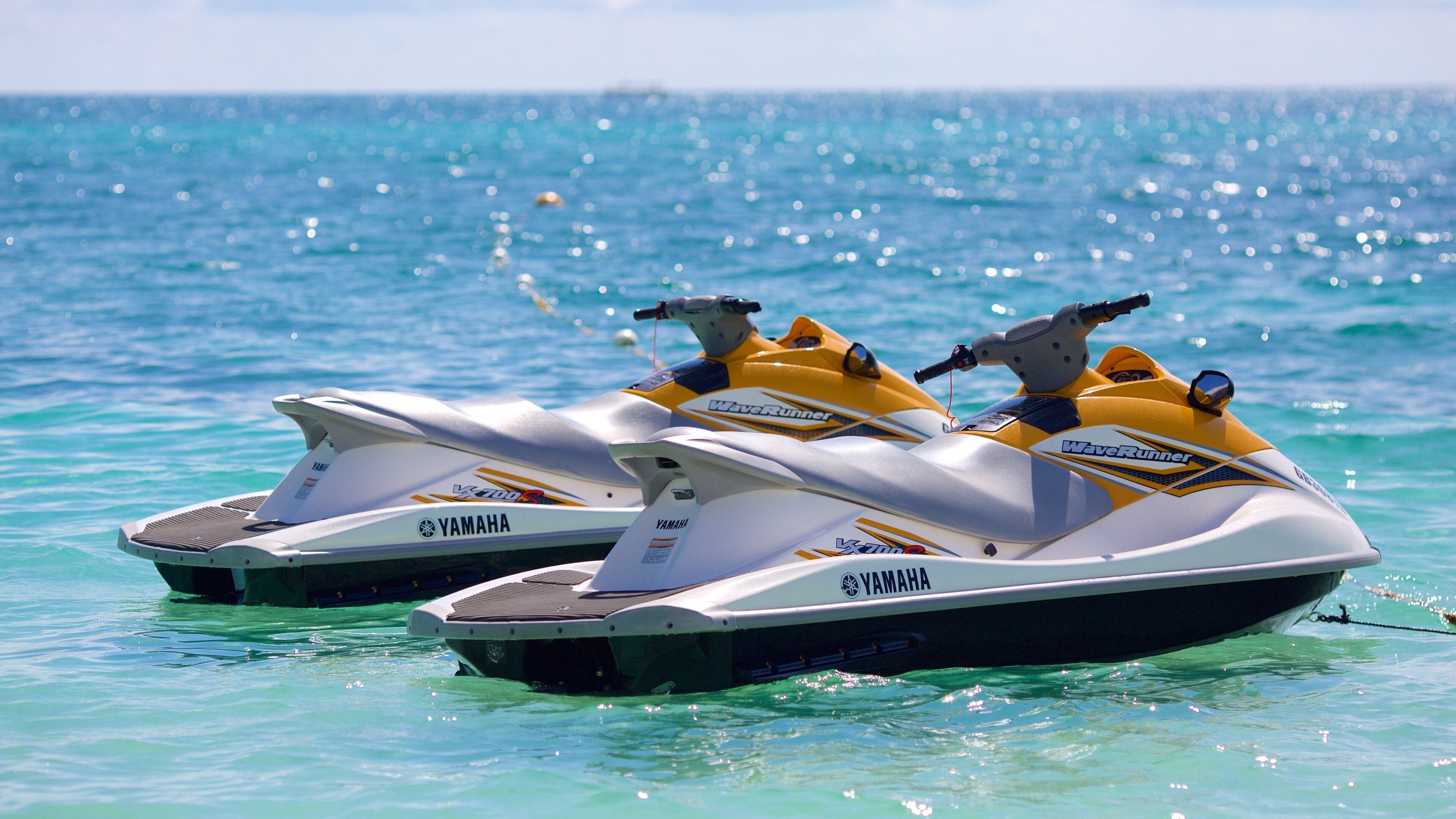 Taino Beach mostrando moto aquática