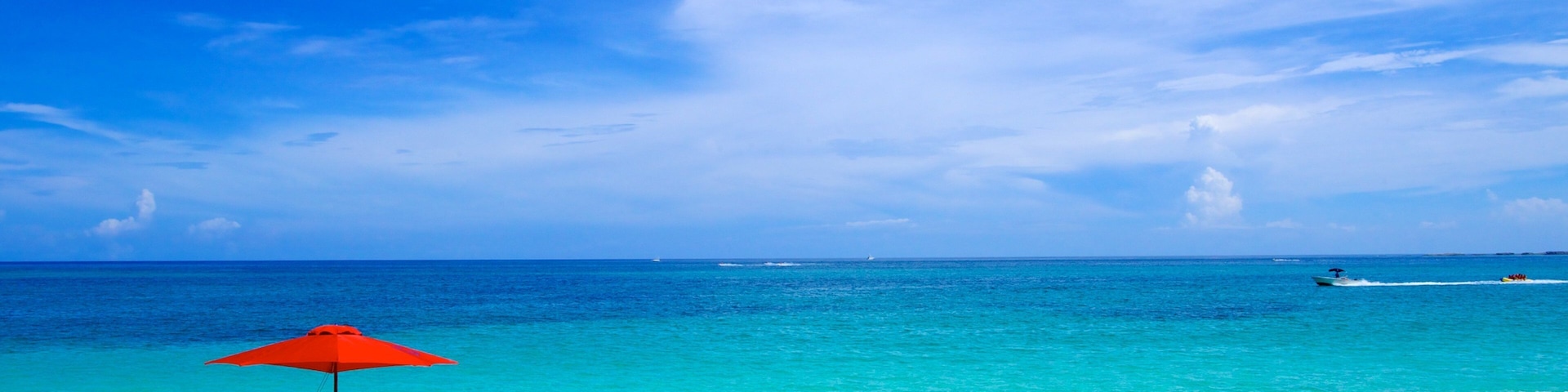 Cabbage Beach ofreciendo una playa y vista panorámica