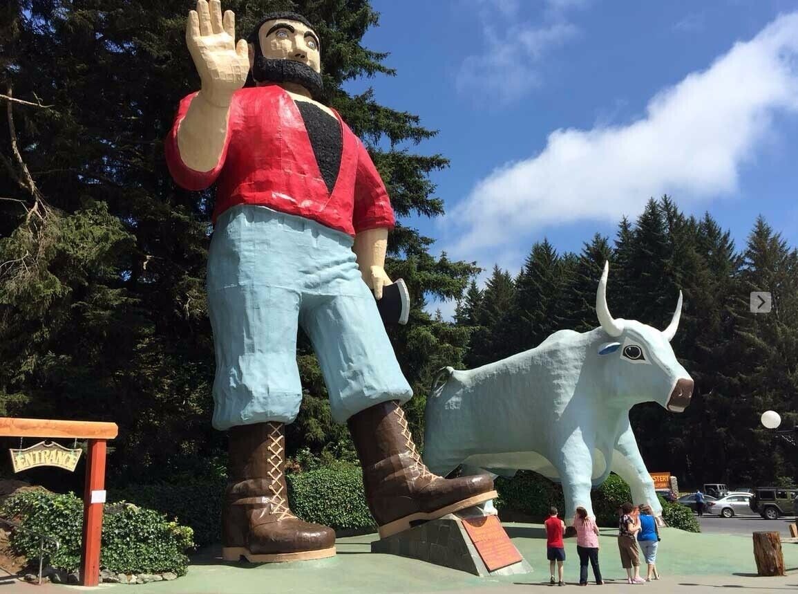 Paul Bunyan and Babe at their best. Notice the little people? These statues are HUGE. Drive through the beautiful redwoods to this attraction. The kids will love it, so will you. #red