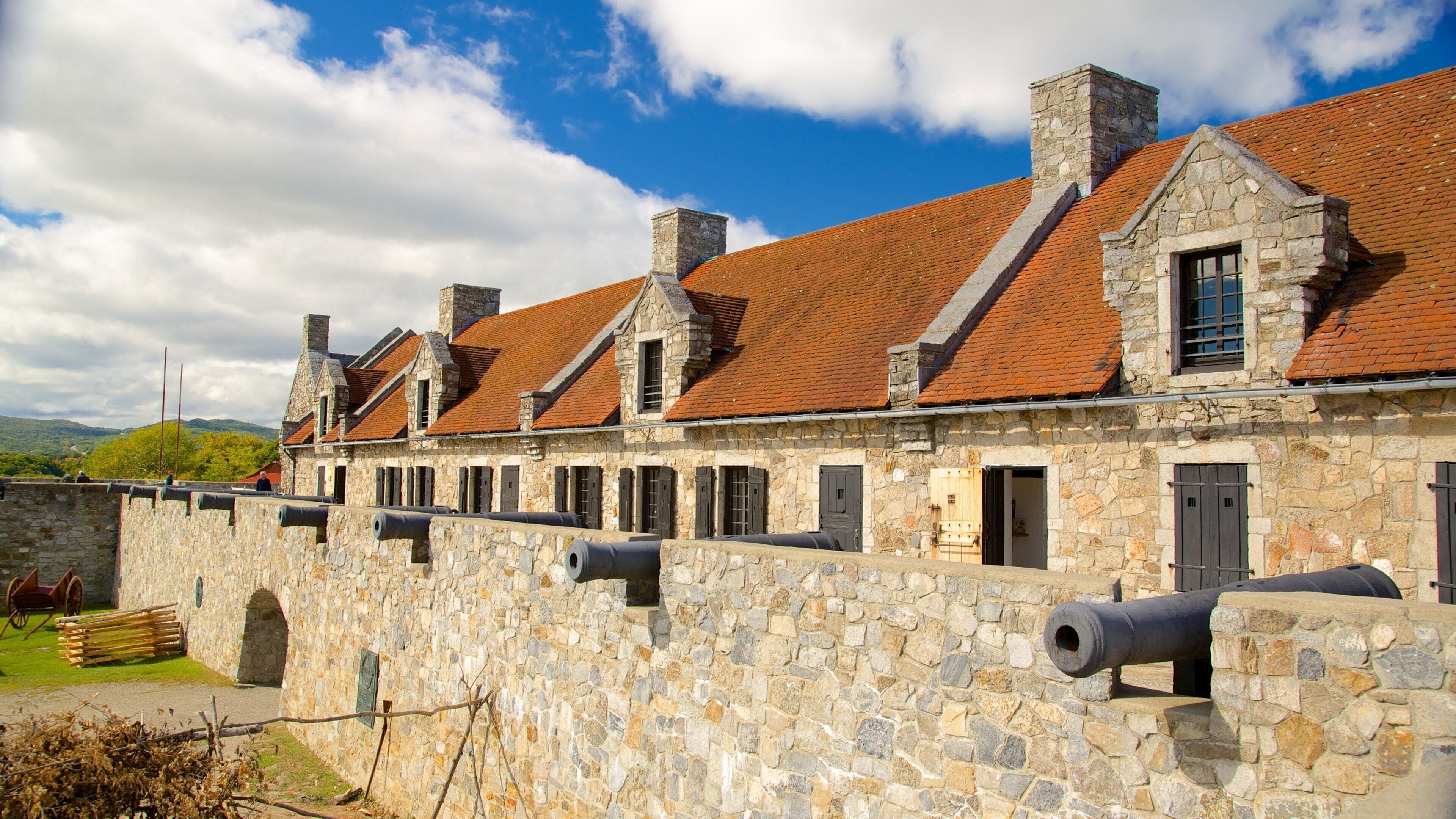Fort Ticonderoga showing military items, chateau or palace and heritage elements