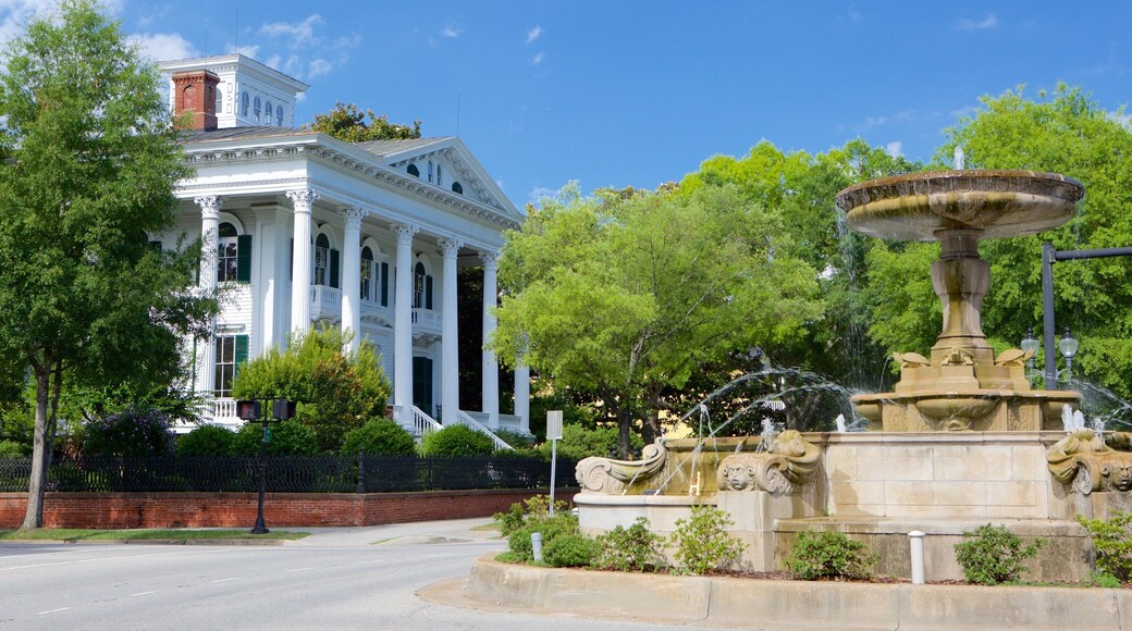 Bellamy Mansion que inclui uma fonte, arquitetura de patrimônio e uma casa