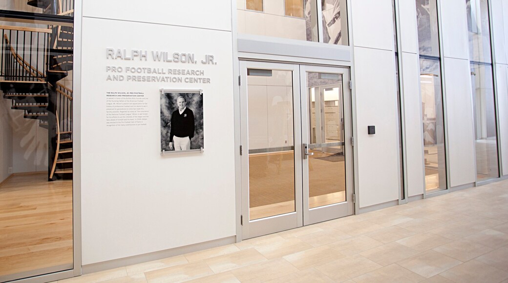 프로 풋볼 명예의 전당 을 특징 실내 전경 과 신호