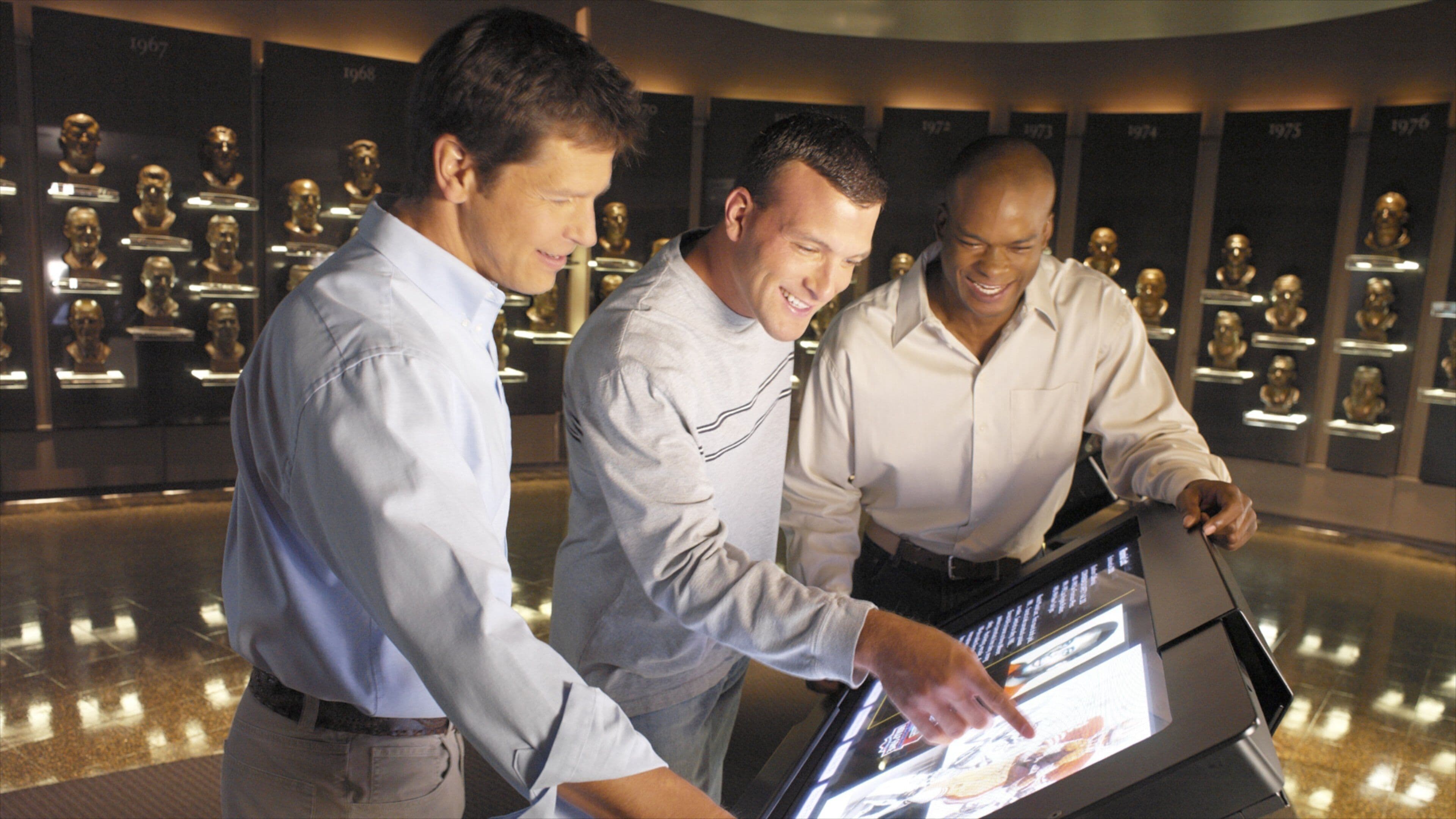 Pro Football Hall of Fame mostrando vistas internas assim como um pequeno grupo de pessoas