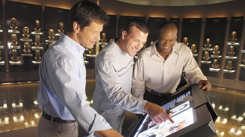 Pro Football Hall of Fame mostrando vistas internas assim como um pequeno grupo de pessoas