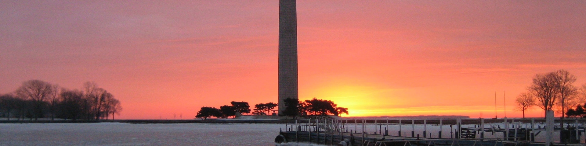 派瑞勝利及國際和平紀念館 其中包括 夕陽 和 河流或小溪
