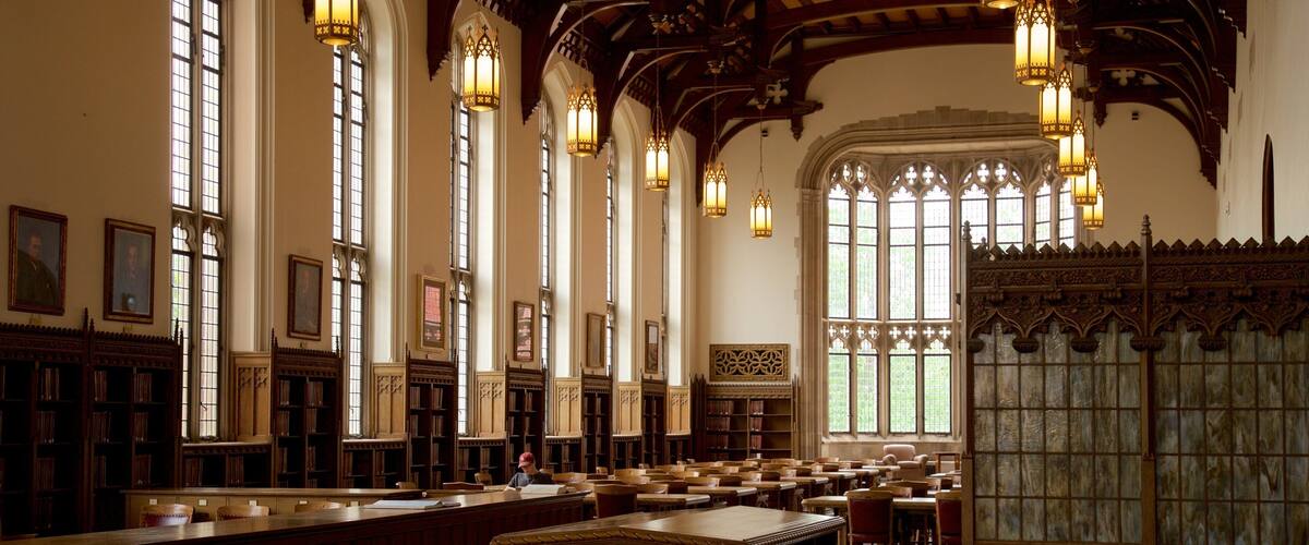 Bizzell Library mostrando vista interna y elementos patrimoniales