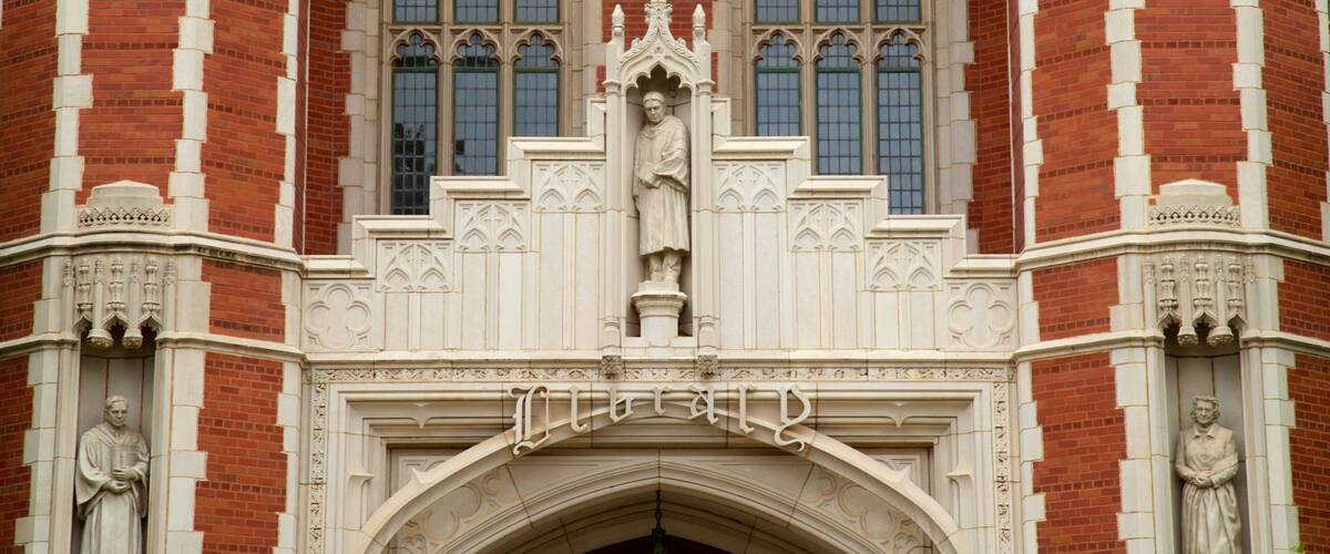 Bizzell Library mettant en vedette patrimoine historique et statue ou sculpture