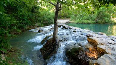 Khu Bảo tồn Quốc gia Chickasaw cho thấy sông lạch