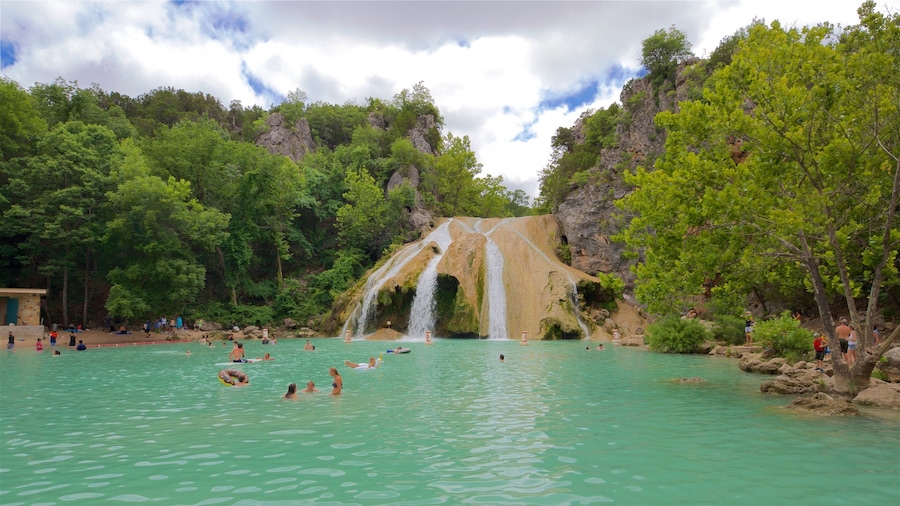 Turner Falls mostrando una catarata, natación y un lago o abrevadero