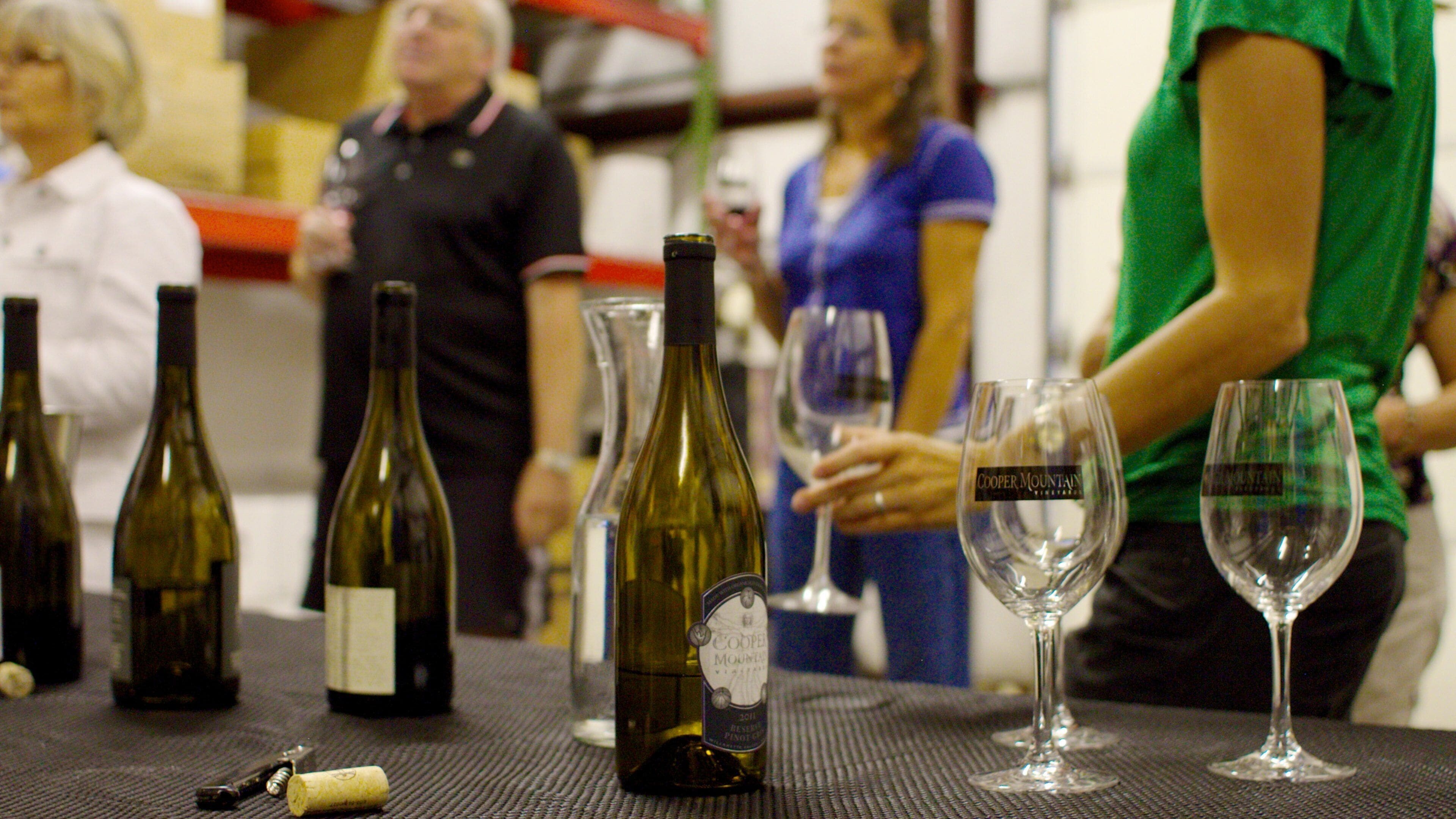 Cooper Mountain Vineyards ofreciendo un bar y bebidas