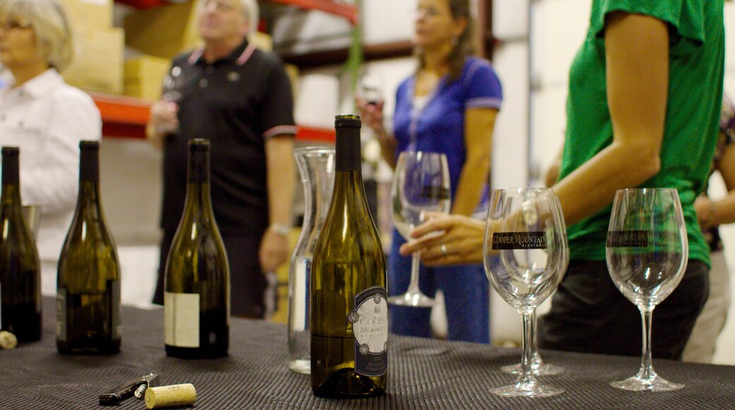 Cooper Mountain Vineyards ofreciendo un bar y bebidas