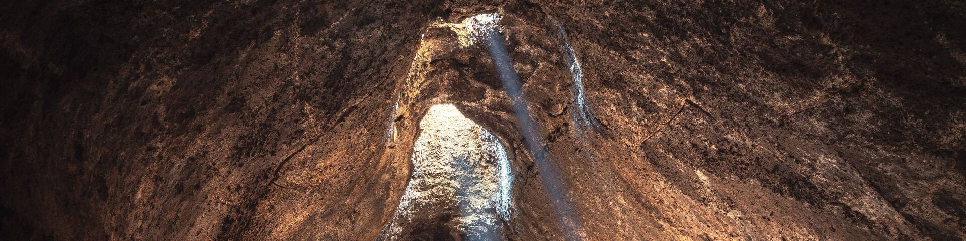 Hiker discovers hidden Skylight Cave in Oregon