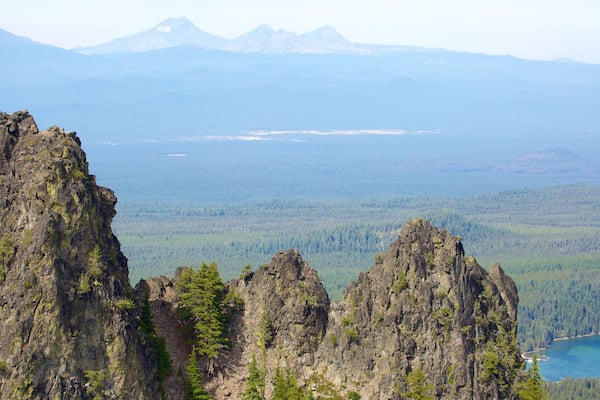 Newberry National Volcanic Monument mit einem Berge