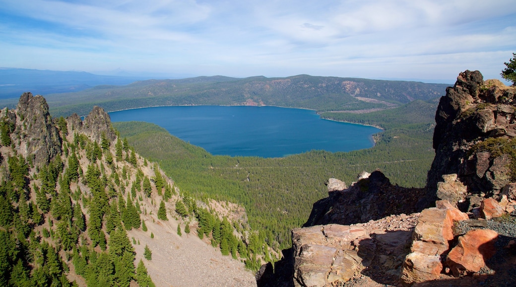 Newberry National Volcanic Monument que inclui um lago ou charco, paisagem e florestas