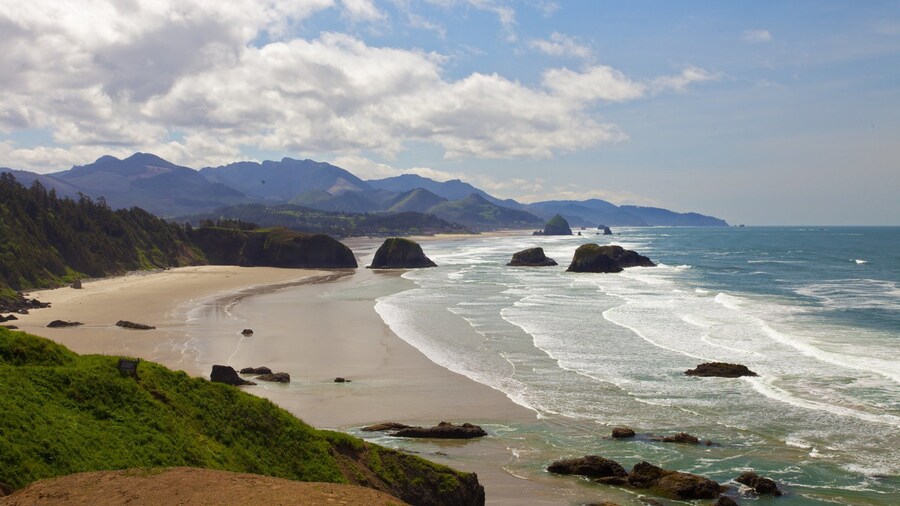 Cannon Beach mostrando una playa, vistas de paisajes y montañas
