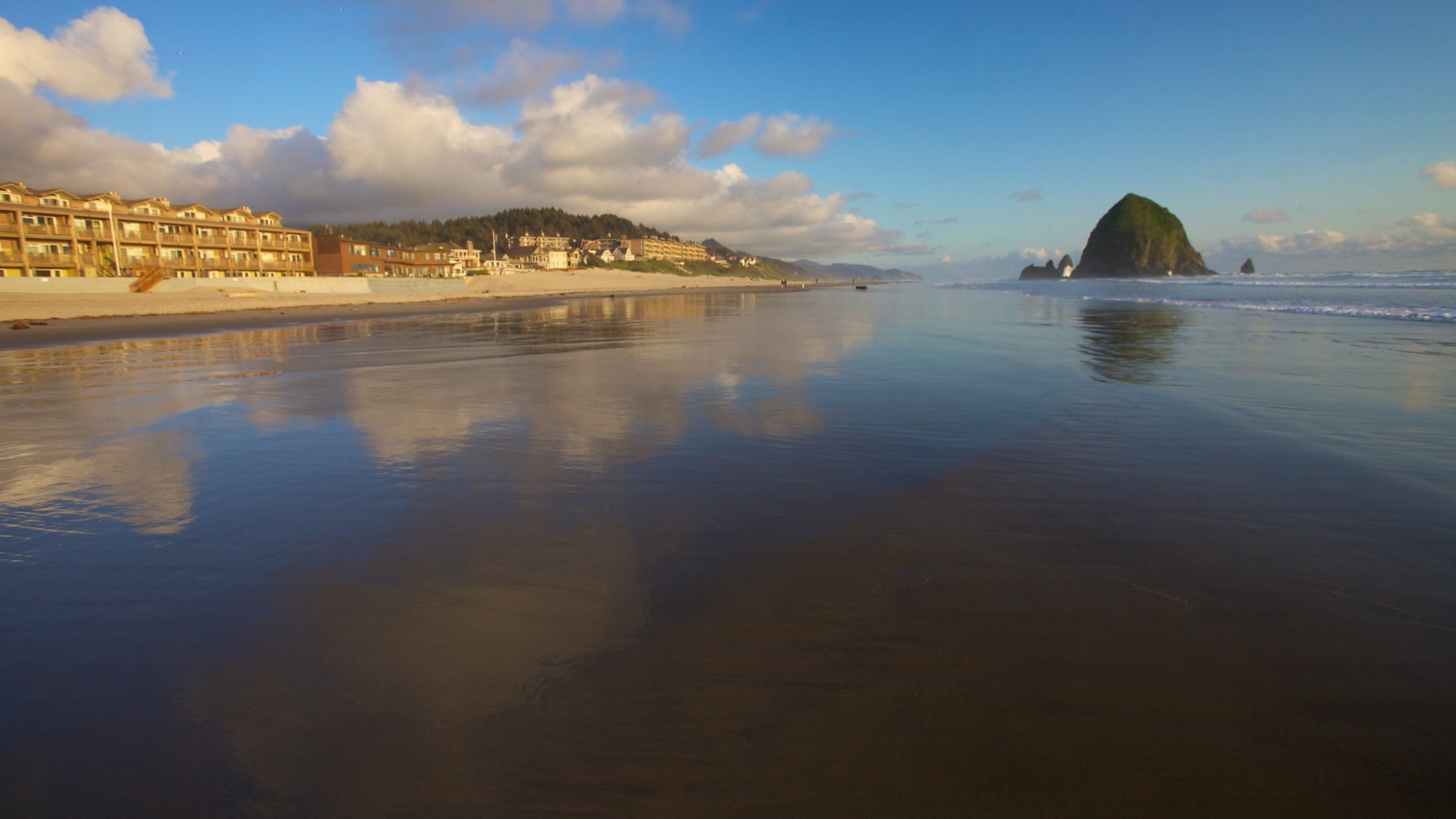 Cannon Beach presenterar landskap, en strand och en kuststad